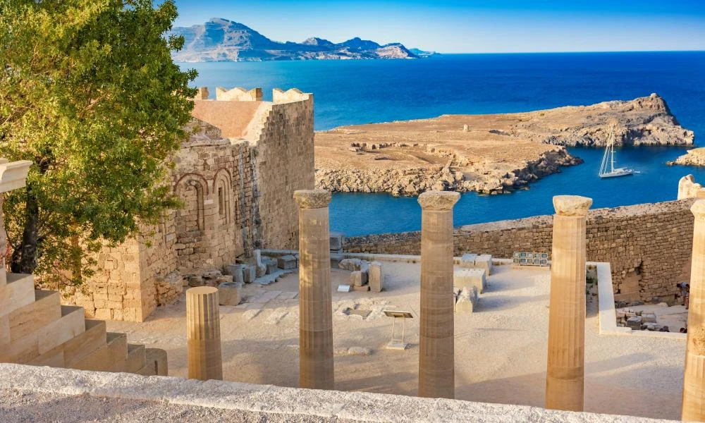 Η εναλλακτική Ακρόπολη της Ελλάδας που δεν είναι στην Αθήνα και κάθε χρόνο συρρέουν χιλιάδες κόσμου